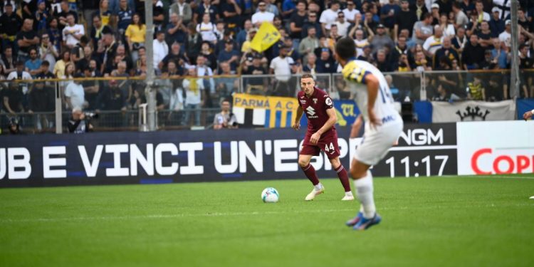 Zhgënjen dyshja Asllani-Ismajli, mediat “ngelin në klasë” legjionarët (VIDEO)