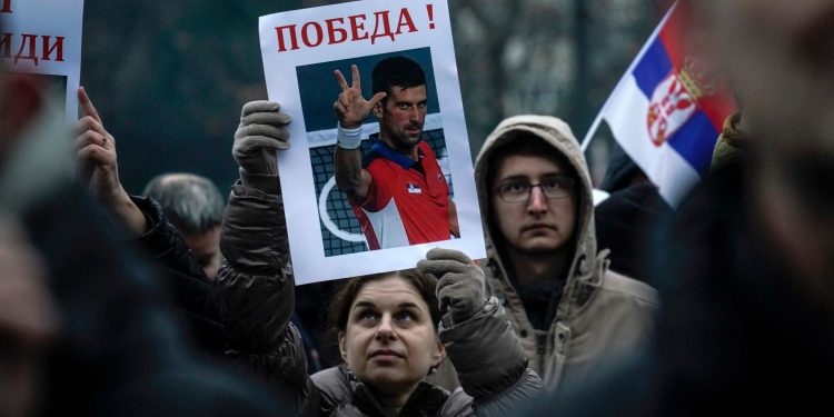 Mbështeti protestat kundër Vuçiç, Djokovic detyrohet të largohet nga Serbia