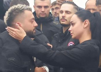 Foto/ Egli Tako merr pjesë në varrimin e vëllait të Gjestit!