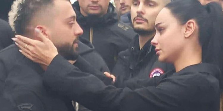 Foto/ Egli Tako merr pjesë në varrimin e vëllait të Gjestit!