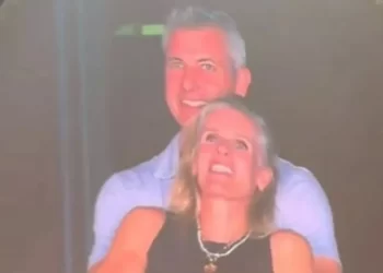 Përqafimi që shkaktoi divorc, merr një tjetër rrjedhë skandali në koncertin e “Coldplay”