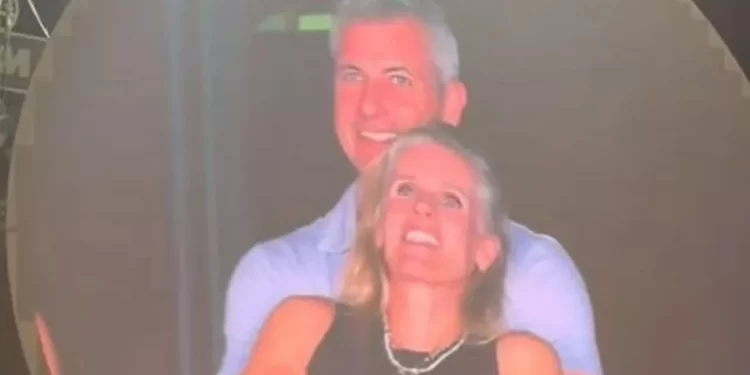 Përqafimi që shkaktoi divorc, merr një tjetër rrjedhë skandali në koncertin e “Coldplay”