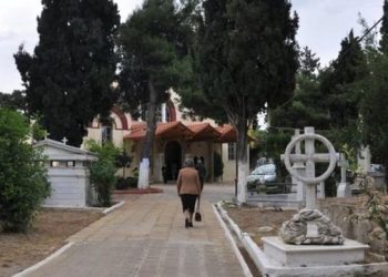 I ofendoi të motrën e mitur, shqiptari qëllon me lopatë në kokë të riun grek në varreza!