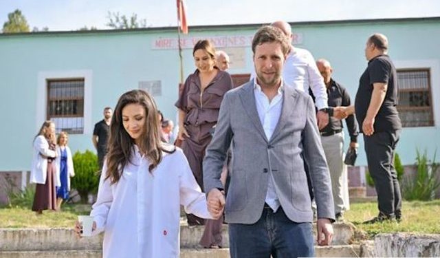 Pushime për çiftin! Princ Leka ndan një selfie me Blertën nga udhëtimi i tyre