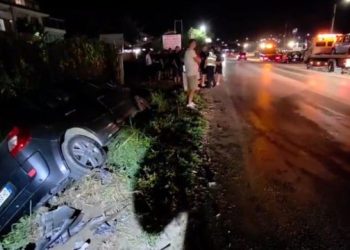 Aksident/ Makina del nga rruga dhe përfundon në kanal