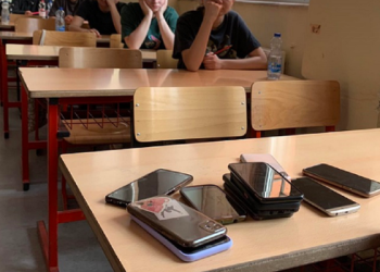 Dështon urdhri i Ministrisë së Arsimit, nxënësit vijojnë me celularë në shkollë