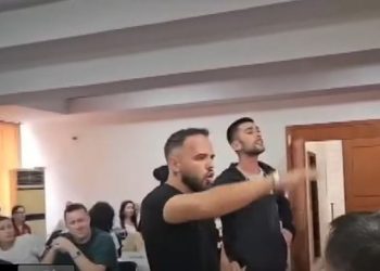 “Jam i revoltuar, i kallur për së gjalli, kërkoj të drejtën time”, flet i riu nga Vlora që hyri në mbledhjen e Këshillit Bashkiak (VIDEO)