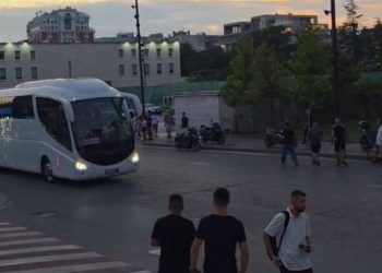 Të shoqëruar nga forcat e policisë, Letonia arrin në “Air Albania”