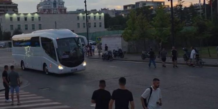 Të shoqëruar nga forcat e policisë, Letonia arrin në “Air Albania”