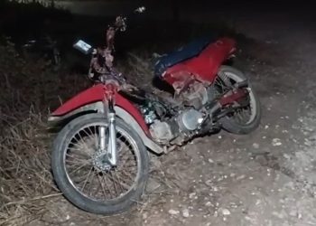 “Më preu rrugën një dhelpër” – 45-vjeçarja me motoçikletë përfundon në kanal