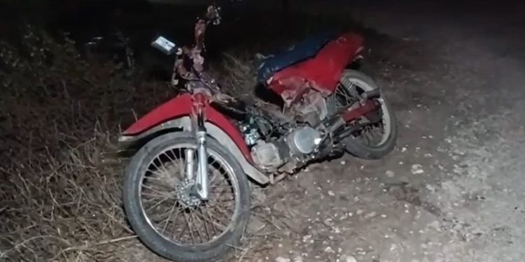 “Më preu rrugën një dhelpër” – 45-vjeçarja me motoçikletë përfundon në kanal