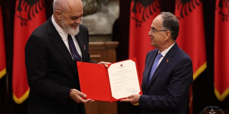 Presidenti Begaj dekreton kabinetin e ri qeveritar, Diella mbetet jashtë