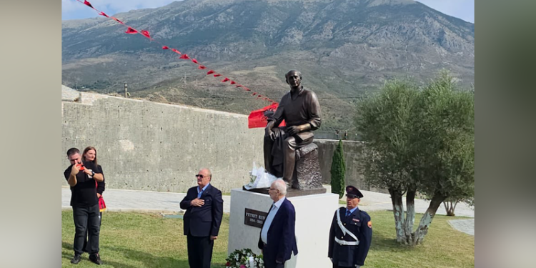Përurohet busti i poetit Petrit Ruka në Tepelenë
