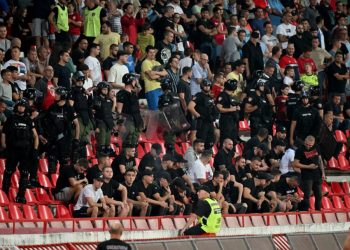 Terroristët e Banjskës në stadium/ Banda e Radiçiçit në ndeshjen Angli-Serbi, thirrje nacionaliste kundër Kosovës