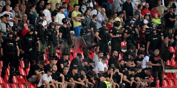 Terroristët e Banjskës në stadium/ Banda e Radiçiçit në ndeshjen Angli-Serbi, thirrje nacionaliste kundër Kosovës