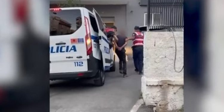 Fshihte armë zjarri në banesë, arrestohet 50-vjeçari në Sarandë