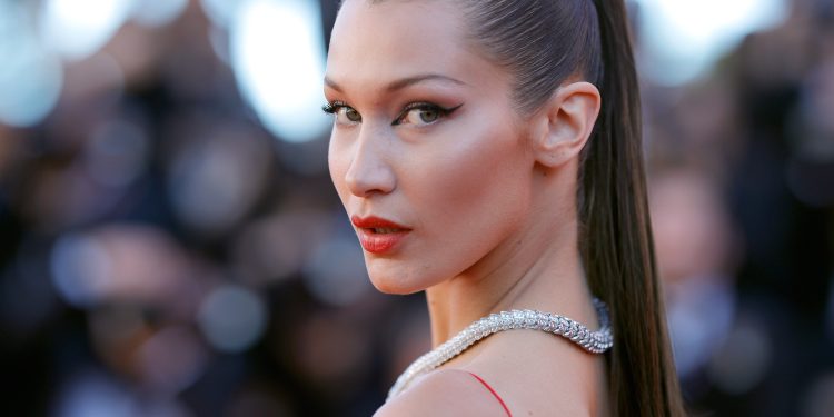 Si është gjendja e saj? Bella Hadid poston foto alarmante nga shtrati i spitalit