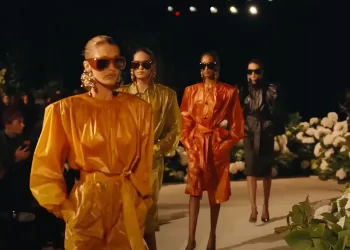 Bella Hadid rikthehet fuqishëm në pasarelë pas trajtimit të Lyme, shkëlqen për Saint Laurent