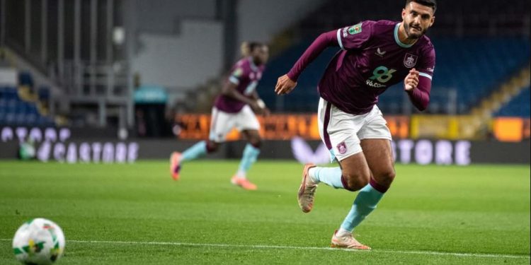 “Të bëjmë durim për Brojën”, tekniku i Burnley i del në krah sulmuesit kuqezi: Nuk ka luajtur rregullisht, i duhet ende punë