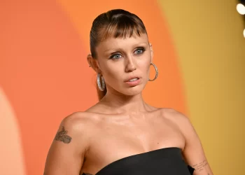 Miley Cyrus tregon “ilaçin” që e ka mbajtur pa alkool për pesë vite rresht