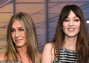Jennifer Aniston përqafon Marion Cotillard, ndërsa Hollywood-i rikujton rivalitetin me Angelina Jolie