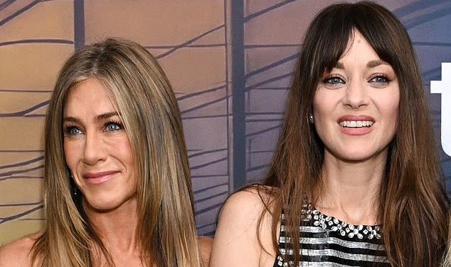 Jennifer Aniston përqafon Marion Cotillard, ndërsa Hollywood-i rikujton rivalitetin me Angelina Jolie