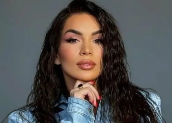 Besa ndan foton e parë me bashkëshortin