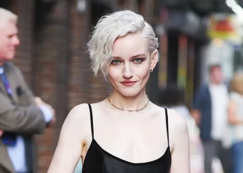 Julia Garner zyrtarisht në rolin e Madonnës