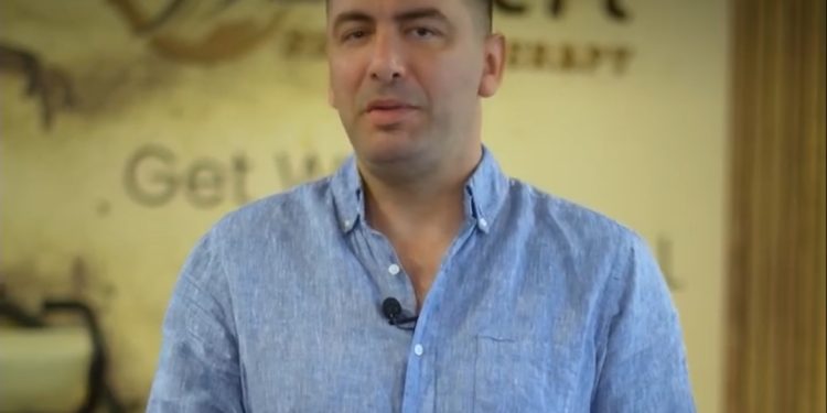 Kelly tregon për përmirësimet pas paralizës faciale: Jam në rikuperim