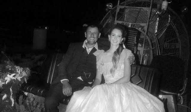 Lana Del Rey feston përvjetorin e parë të martesës, ndan për herë të parë foto nga dasma!