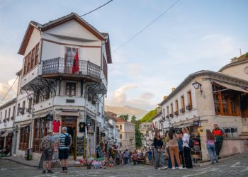 Rama: Gjirokastra mirëpriti 500 mijë vizitorë nga janari në korrik. Përjetuan magjinë e qytetit