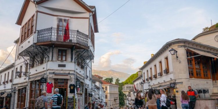 Rama: Gjirokastra mirëpriti 500 mijë vizitorë nga janari në korrik. Përjetuan magjinë e qytetit