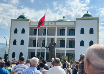 Përmet, inagurohet shtatorja e Baba Hekuranit në Alipostivan (FOTO)