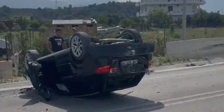 Aksident, makina përmbyset në mes të rrugës! Plagoset shoferi