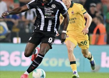 Spektakël kuqezi, Milan shkëlqen dhe fiton pastër në Udine