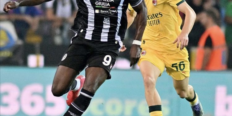 Spektakël kuqezi, Milan shkëlqen dhe fiton pastër në Udine