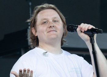 Lewis Capaldi: Gratë në muzikë përballen me një standard më të lartë se burrat