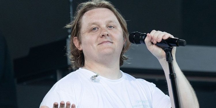 Lewis Capaldi: Gratë në muzikë përballen me një standard më të lartë se burrat