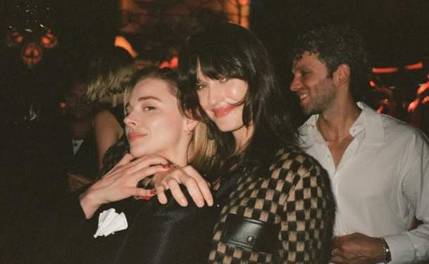 Chloë Moretz i jep fund beqarisë me modelen e njohur