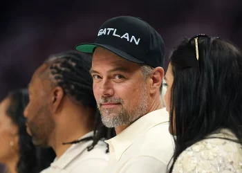 Josh Duhamel braktis Hollywood-in! Sot jeton në një kasolle të ndërtuar me duart e tij