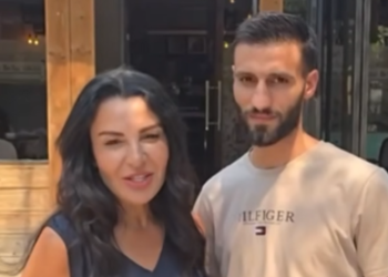 Belinda Balluku në Delvinë, promovon një bar-kafe (VIDEO)