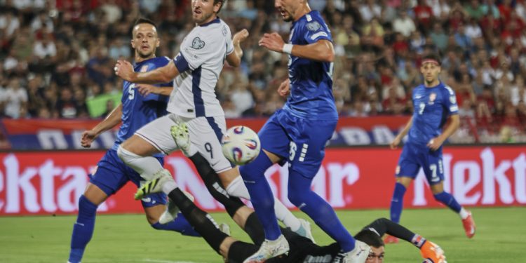 Skandal në Beograd/ Tifozët serbë me thirrje “Kosova është Serbi”, gjatë ndeshjes kundër Anglisë