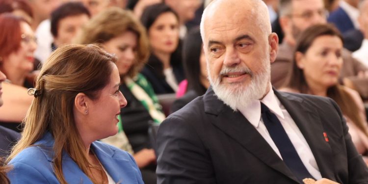 Rama shkarkon Veliajn, zgjedh Ogerta Manastirliun