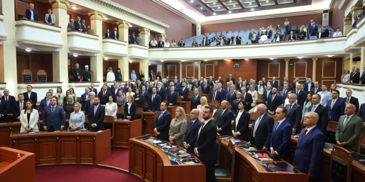 Seanca e parë e Kuvendit, kush janë 5 deputetët që nuk u betuan?