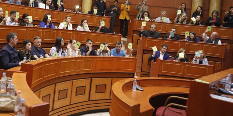 PS e PD bëhen bashkë, shkarkojnë Erion Veliajn