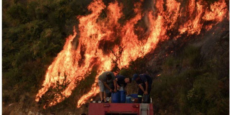 Zjarr në Butrint, flakët rrezikojnë Parkun Kombëtar