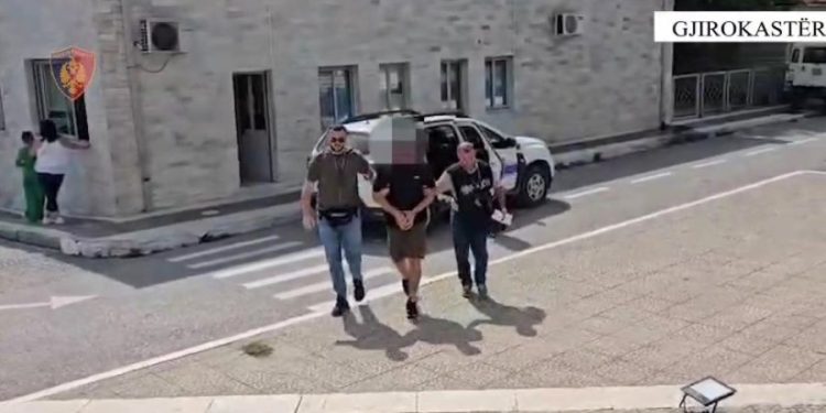 I shpallur në kërkim ndërkombëtar dhe i dënuar me burg, i riu arrestohet në Kakavijë (VIDEO)