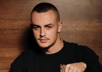 Don Xhoni ironizon me postim për zgjedhjet: Votoni për mua, tjetër s’bon