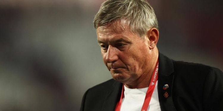 Serbia “zien”, tifozët kërkojnë “kokën” e Stojkovic, në Shqipëri “fërkojnë duart”