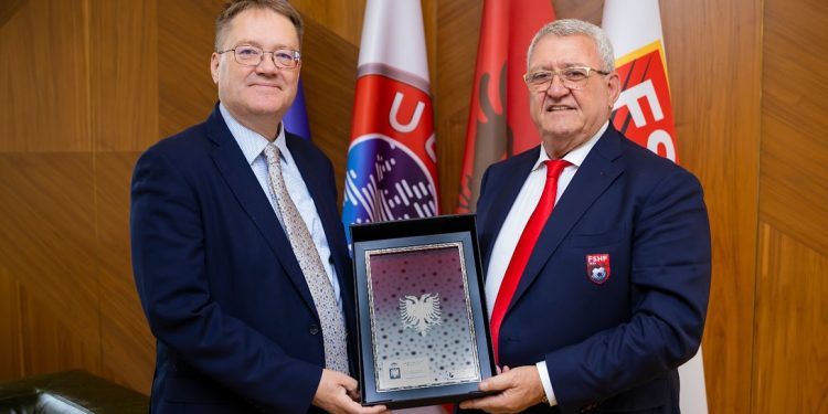 Presidenti Duka, takim me Ambasadorin e Britanisë së Madhe, Abbott. Në fokus organizimi i ndeshjes Shqipëri–Angli